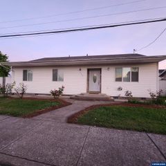 730 Burton St, Harrisburg, OR 97446