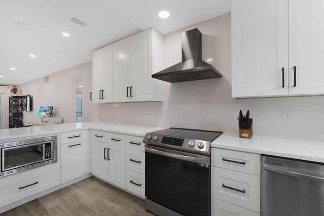 200 Waterway Drive S 209, Lantana, FL 33462