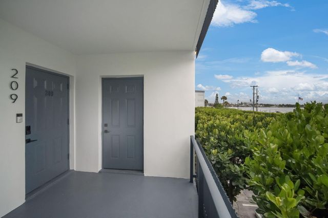 200 Waterway Drive S 209, Lantana, FL 33462