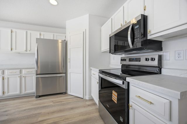 825 12th Avenue W, West Fargo, ND 58078