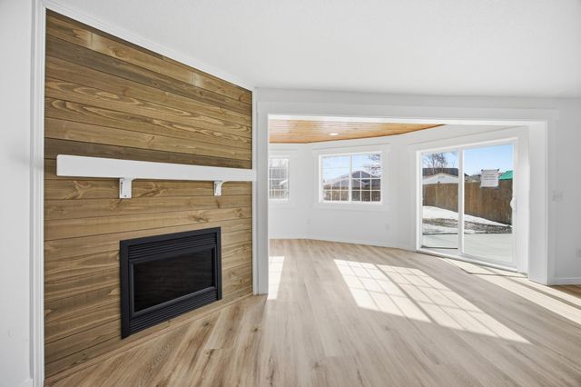 825 12th Avenue W, West Fargo, ND 58078