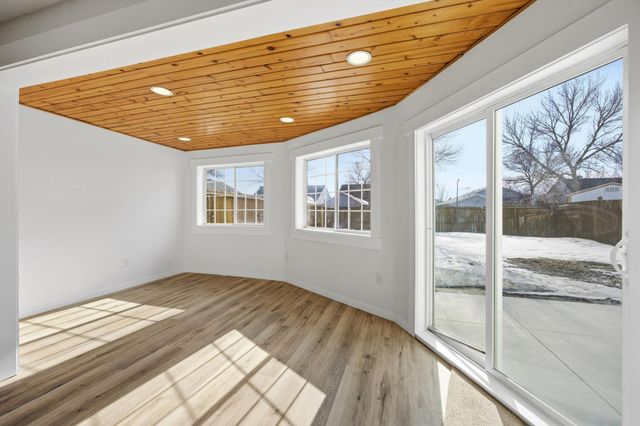 825 12th Avenue W, West Fargo, ND 58078