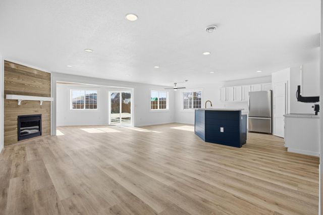 825 12th Avenue W, West Fargo, ND 58078