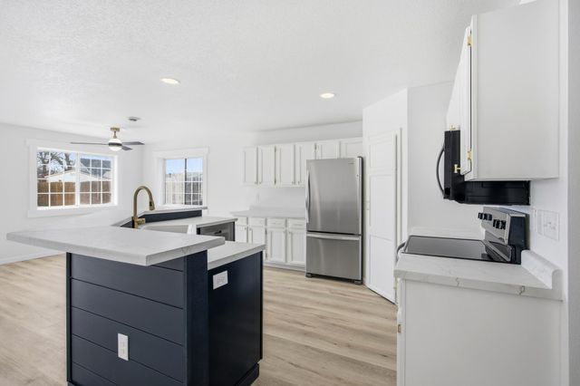 825 12th Avenue W, West Fargo, ND 58078