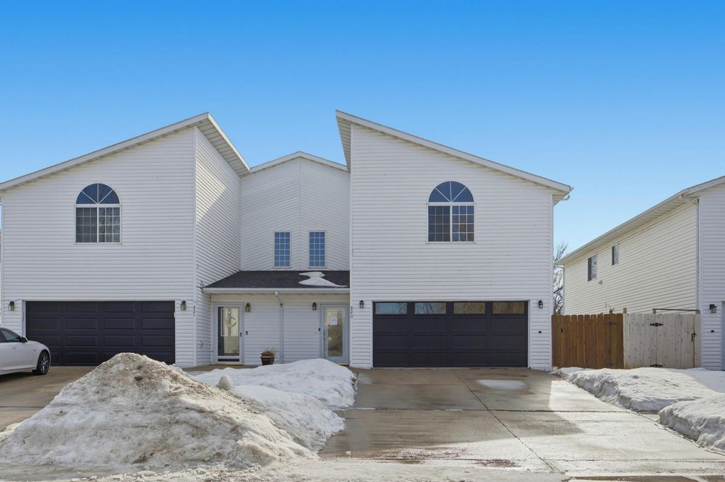 825 12th Avenue W, West Fargo, ND 58078