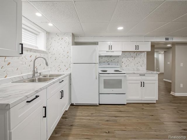 3170 Dixie Highway E, Waterford, MI 48328