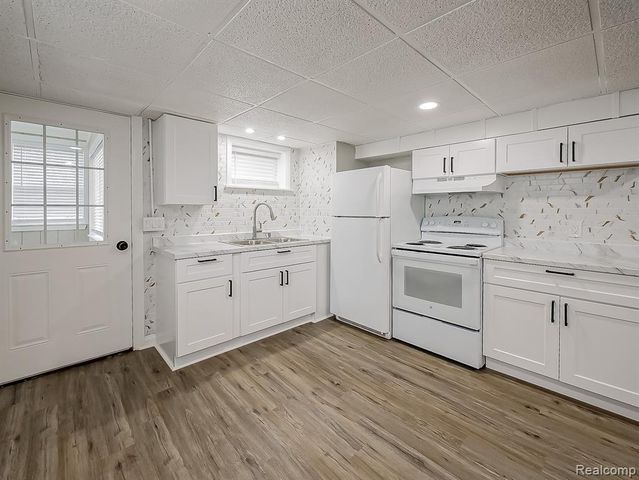 3170 Dixie Highway E, Waterford, MI 48328