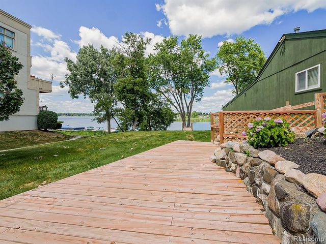 3170 Dixie Highway E, Waterford, MI 48328