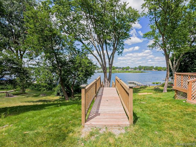 3170 Dixie Highway E, Waterford, MI 48328
