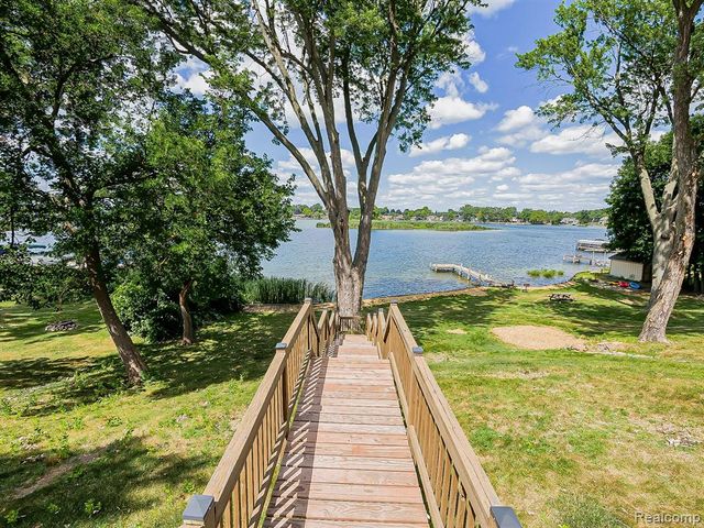3170 Dixie Highway E, Waterford, MI 48328