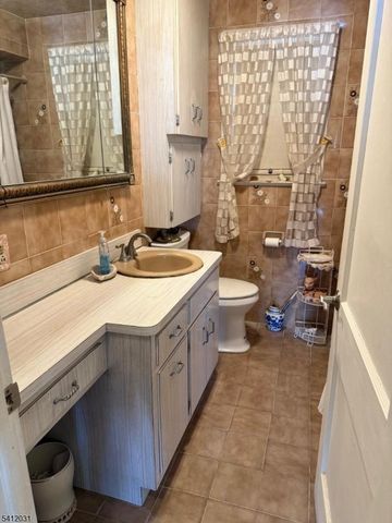 36 Kearney St, Lyndhurst Twp., NJ 07071