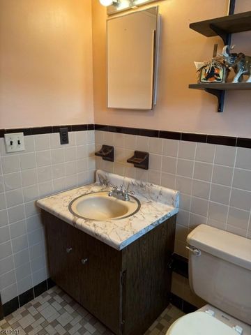 36 Kearney St, Lyndhurst Twp., NJ 07071