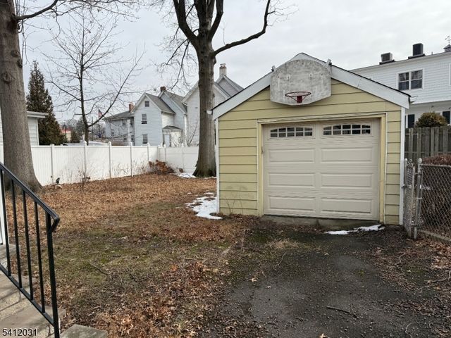 36 Kearney St, Lyndhurst Twp., NJ 07071