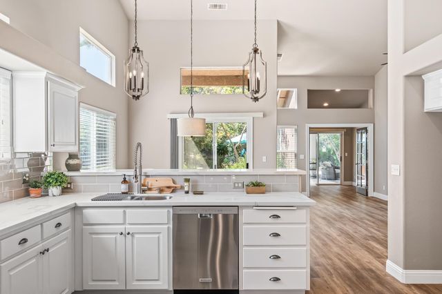 2955 E Pryor Drive, Fresno, CA 93720