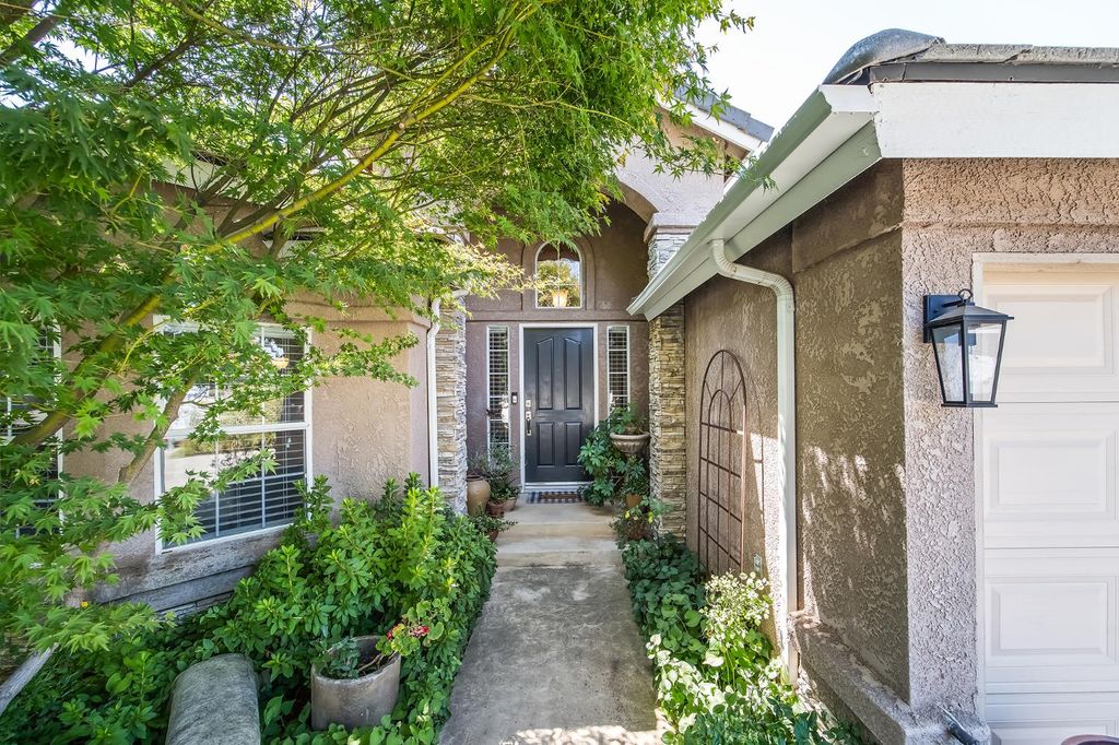 Image 1 of property listing at 2955 E Pryor Drive, Fresno, CA 93720