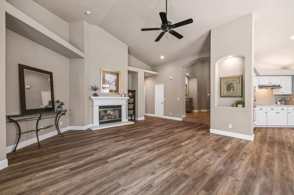 Image 10 of property listing at 2955 E Pryor Drive, Fresno, CA 93720