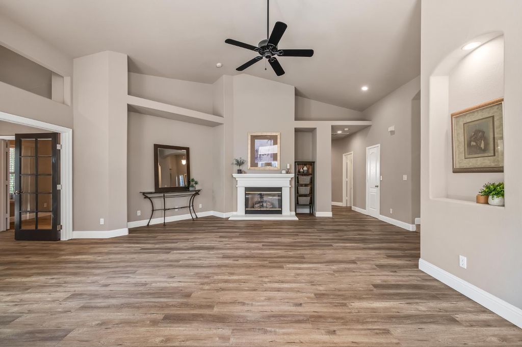 Image 11 of property listing at 2955 E Pryor Drive, Fresno, CA 93720