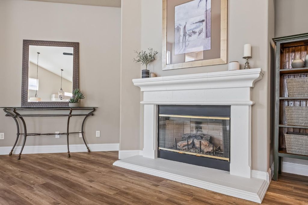 Image 15 of property listing at 2955 E Pryor Drive, Fresno, CA 93720