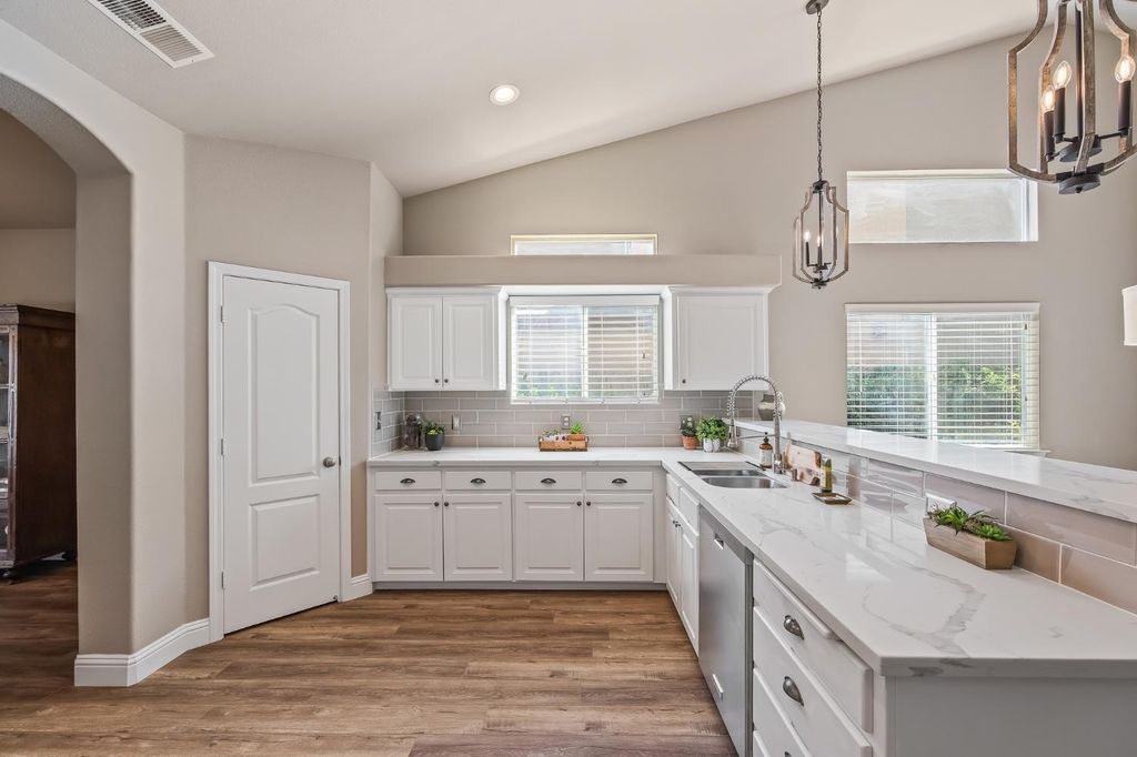 Image 18 of property listing at 2955 E Pryor Drive, Fresno, CA 93720