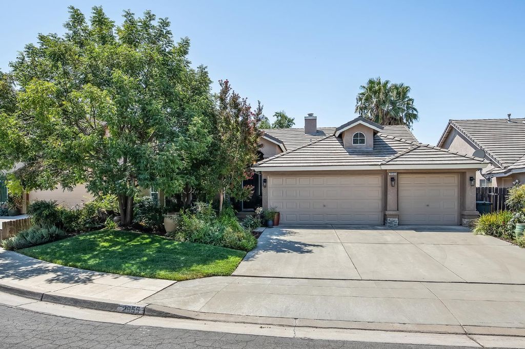 Image 2 of property listing at 2955 E Pryor Drive, Fresno, CA 93720
