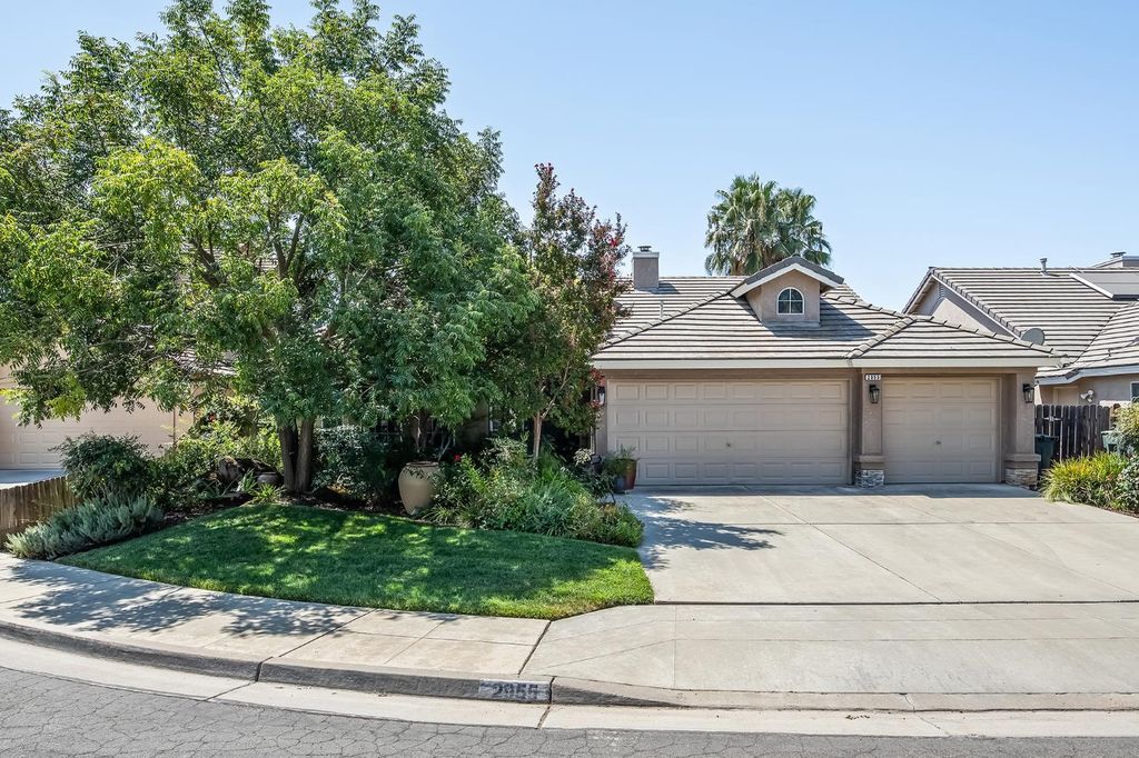 Image 3 of property listing at 2955 E Pryor Drive, Fresno, CA 93720