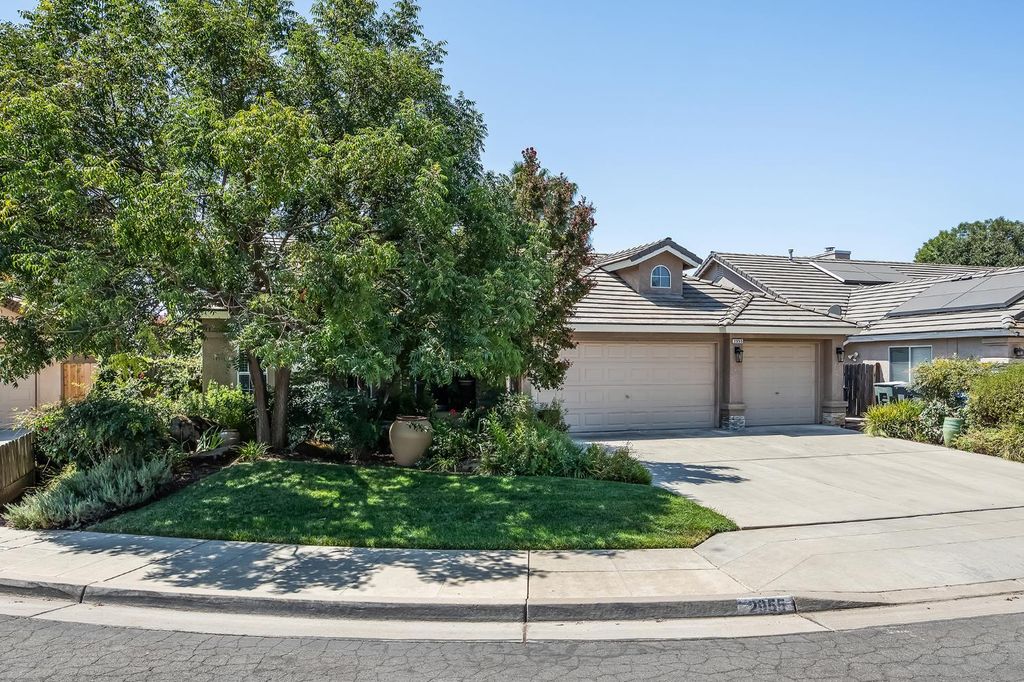 Image 4 of property listing at 2955 E Pryor Drive, Fresno, CA 93720