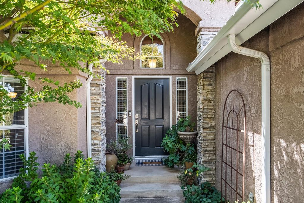 Image 5 of property listing at 2955 E Pryor Drive, Fresno, CA 93720