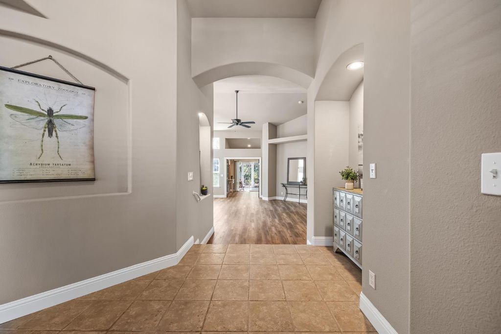 Image 6 of property listing at 2955 E Pryor Drive, Fresno, CA 93720