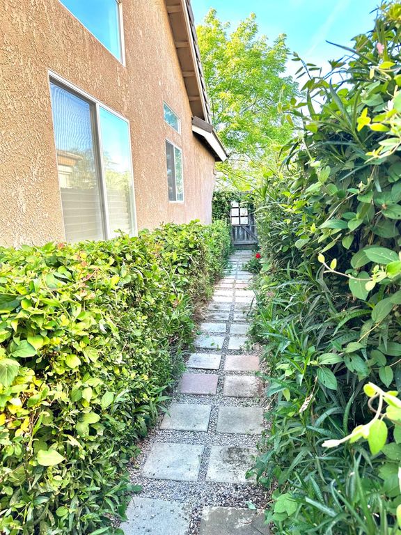 Image 67 of property listing at 2955 E Pryor Drive, Fresno, CA 93720