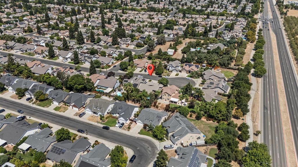 Image 76 of property listing at 2955 E Pryor Drive, Fresno, CA 93720