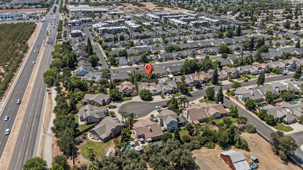 Image 77 of property listing at 2955 E Pryor Drive, Fresno, CA 93720