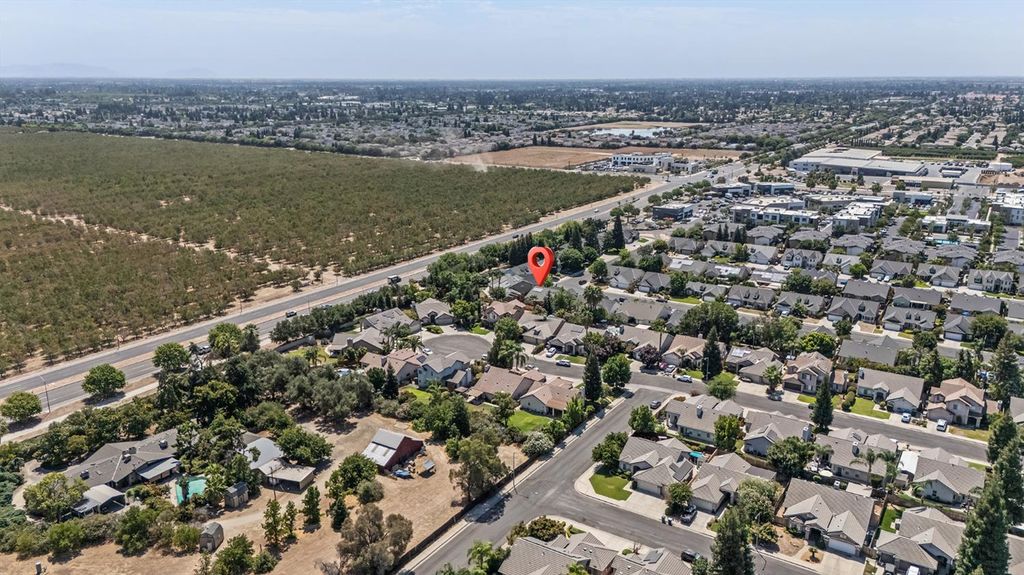 Image 79 of property listing at 2955 E Pryor Drive, Fresno, CA 93720