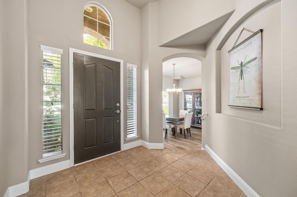 Image 8 of property listing at 2955 E Pryor Drive, Fresno, CA 93720