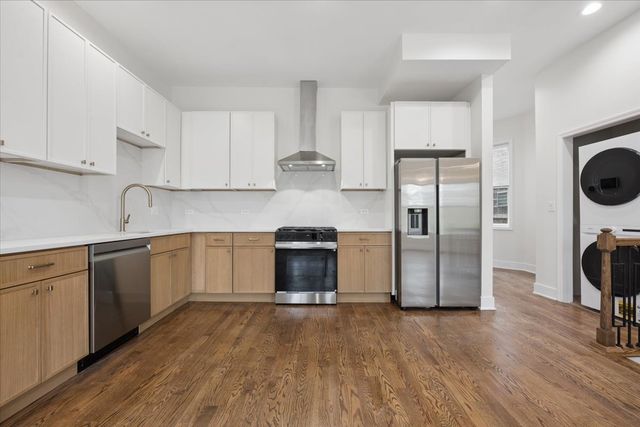 2002 W Huron Street, Chicago, IL 60612