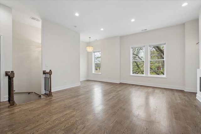 2002 W Huron Street, Chicago, IL 60612