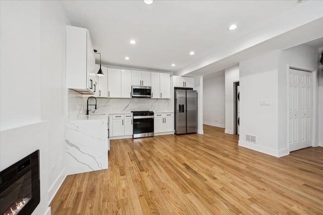 2002 W Huron Street, Chicago, IL 60612