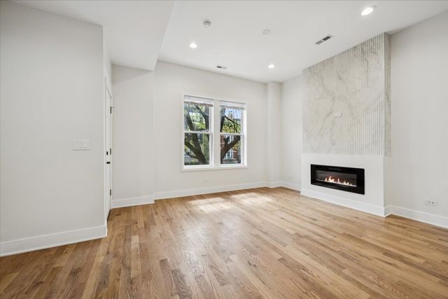 2002 W Huron Street, Chicago, IL 60612