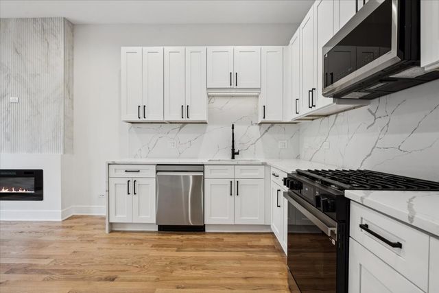 2002 W Huron Street, Chicago, IL 60612