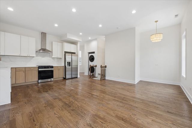 2002 W Huron Street, Chicago, IL 60612