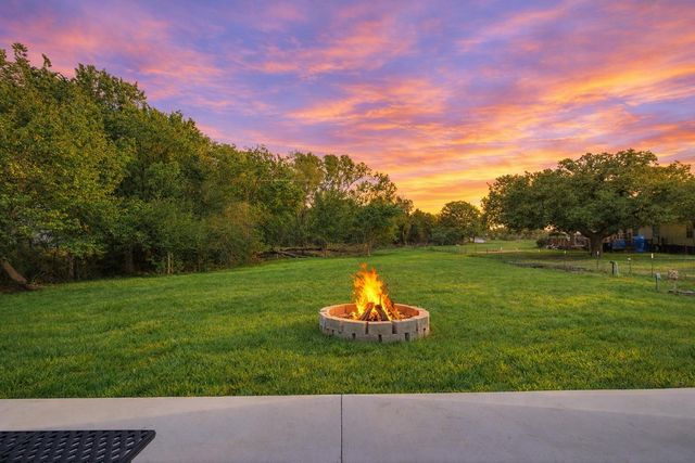 224 Old Coach LN, Elgin, TX 78621