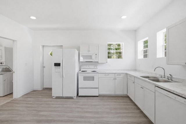 224 Old Coach LN, Elgin, TX 78621