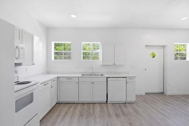 224 Old Coach LN, Elgin, TX 78621