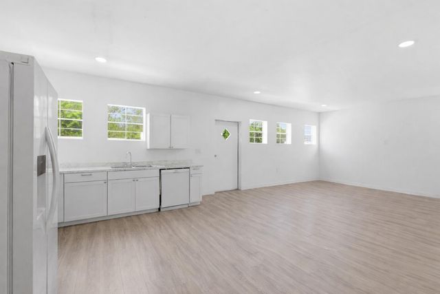 224 Old Coach LN, Elgin, TX 78621