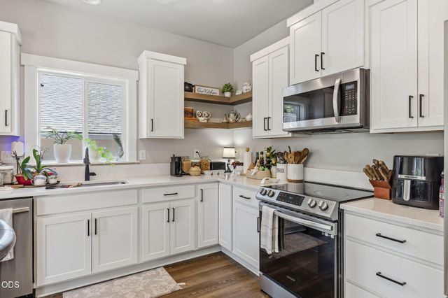 211 Christopher Way, Talent, OR 97540