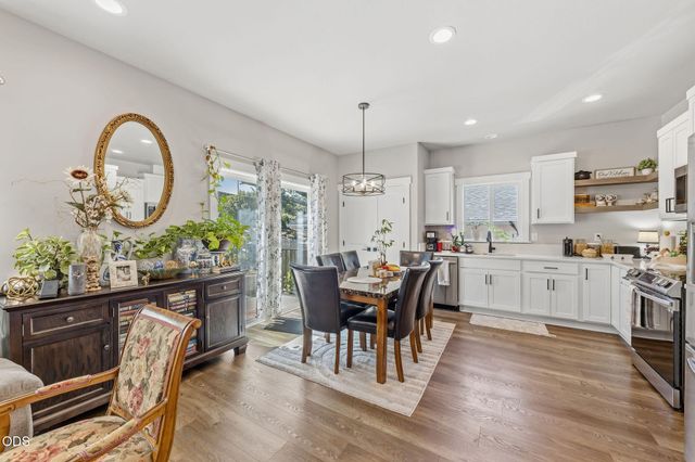 211 Christopher Way, Talent, OR 97540