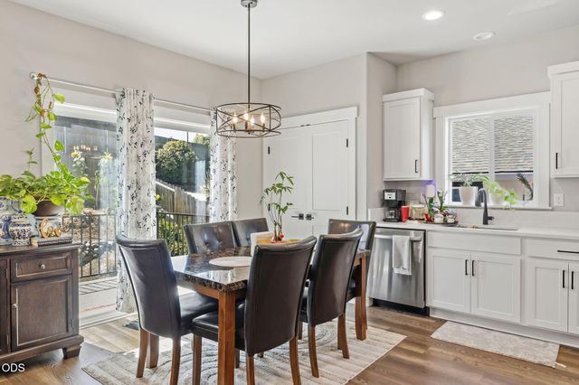 211 Christopher Way, Talent, OR 97540
