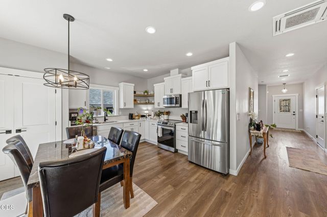 211 Christopher Way, Talent, OR 97540