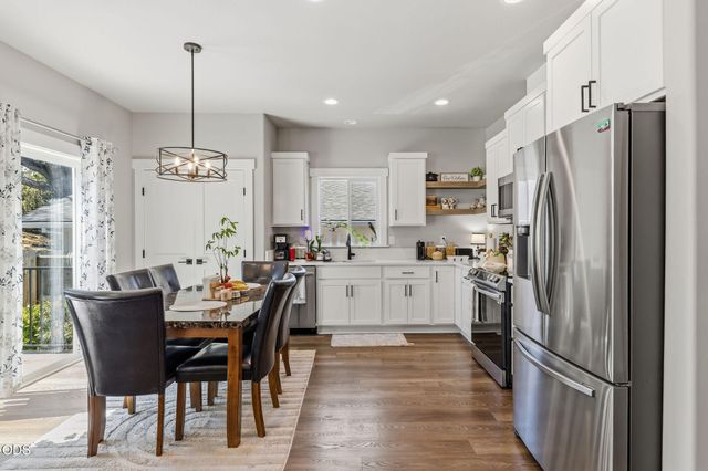211 Christopher Way, Talent, OR 97540