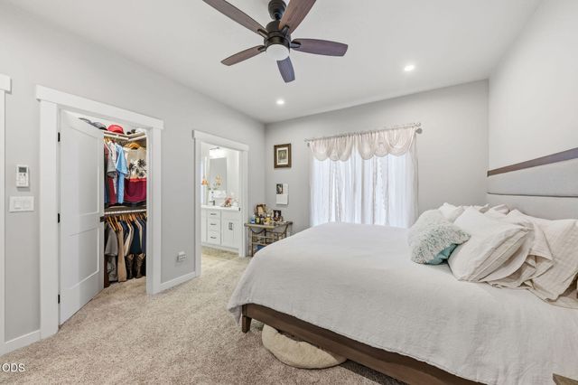 211 Christopher Way, Talent, OR 97540