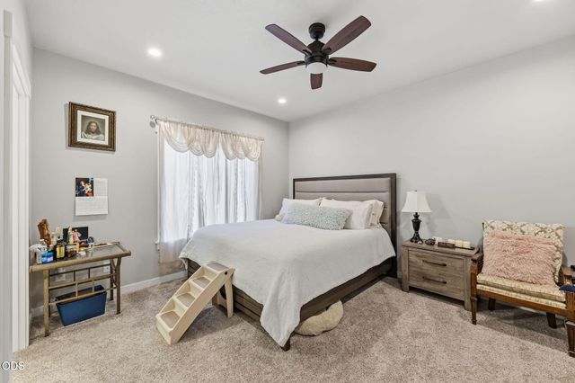 211 Christopher Way, Talent, OR 97540